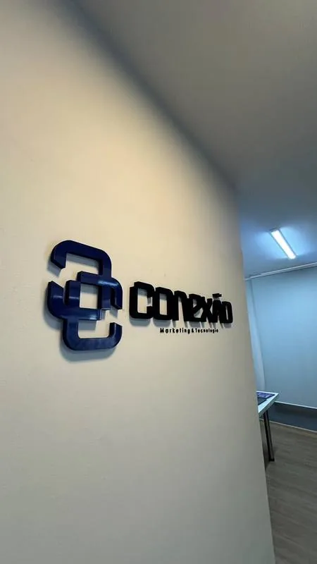 Logo da Conexão na parede da sede