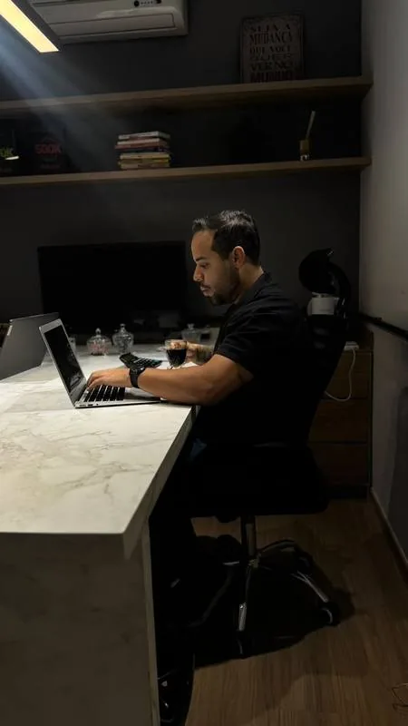 Marcos Leite trabalhando no notebook